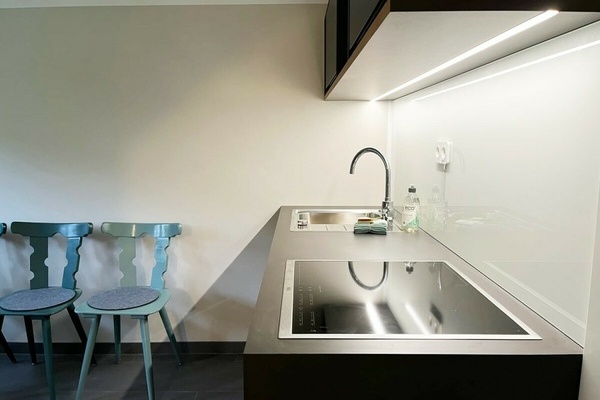 K�che mit Induktionsherd, Backofen / Mikrowelle, Sp�lmaschine ...